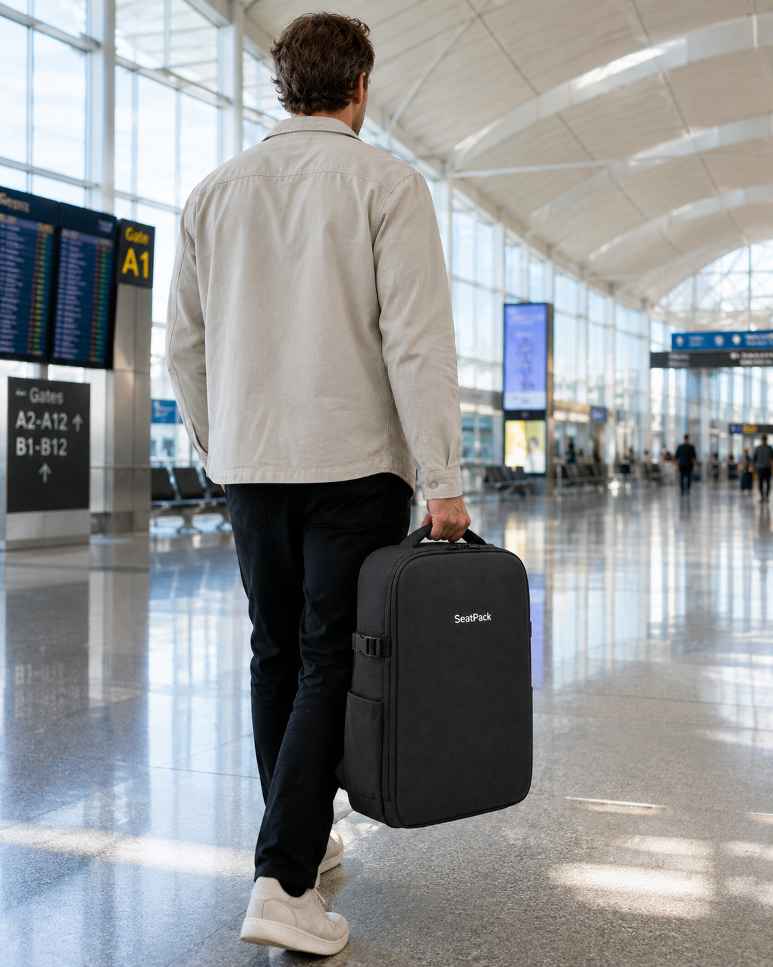 Viajero llevando SeatPack por el asa superior en un aeropuerto