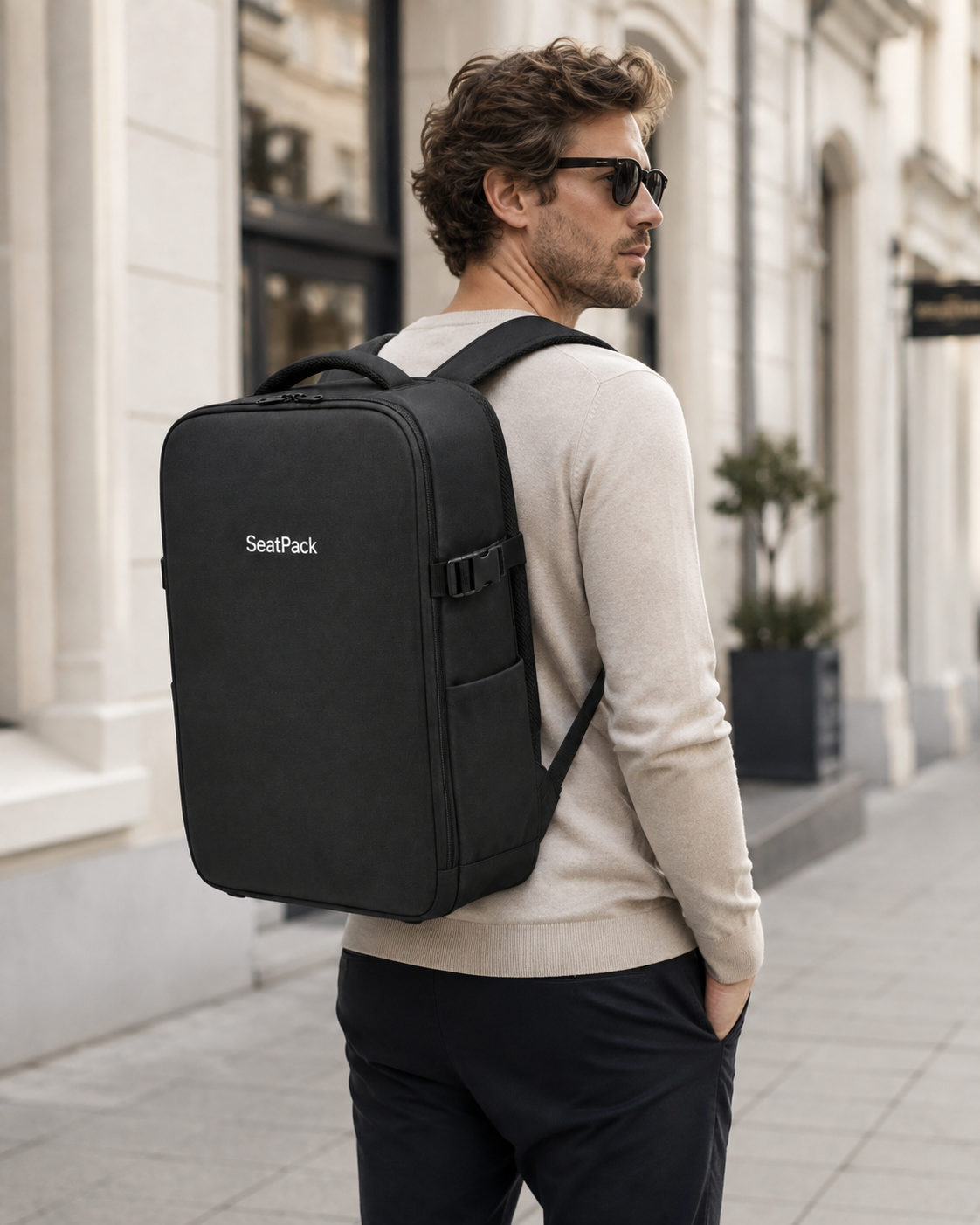 Hombre llevando SeatPack como mochila en una calle de la ciudad